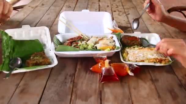 Timelapse Deux Personnes Qui Mangent Plat Traditionnel Cambodgien Gâteaux Nom — Video