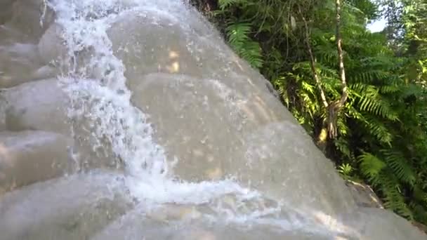 Agua Clara Que Fluye Sobre Cascada Hecha Yacimiento Mineral Sudeste — Vídeos de Stock