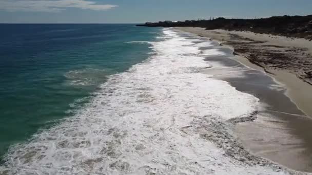 Flygfoto Över Whitewater Crash Waves Mindarie Beach — Stockvideo