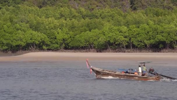 Longtail Boat Vplouvá Ústí Řeky Mangrove Při Odlivu Provincii Krabi — Stock video