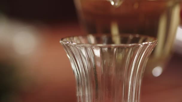 Наливаємо Зелений Чай Декоративну Склянку Крайня Крупним Планом Повільний Рух — стокове відео
