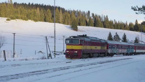 Rastreamento Tiro Trem Amarelo Vermelho Passando Por Paisagem Branca Nevada — Vídeo de Stock