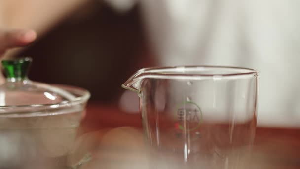 Geleneksel Koyu Ahşap Çay Masasındaki Bardağa Gaiwan Kasesinden Doldurulmuş Yeşil — Stok video