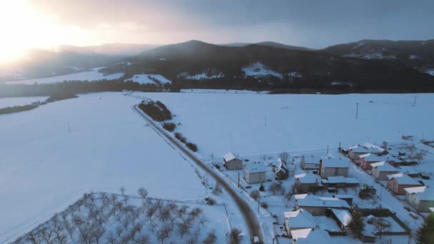 Статичний Вид Повітряний Дрон Маленького Села Вкритого Снігом Схід Сонця — стокове відео