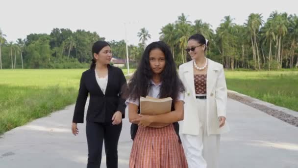 Dos Señoras Con Trajes Profesionales Lujosos Acercan Una Joven Estudiante — Vídeos de Stock