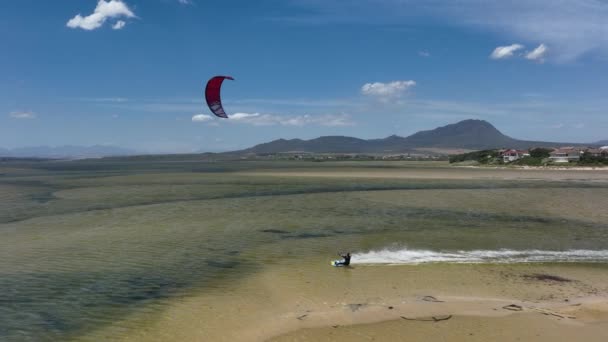 ドローン追跡Kitesurfライダーでプロファイル行います巨大空気フリップで浅い水 — ストック動画