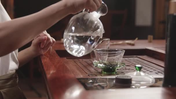 Китайка Зливає Гарячу Воду Скляну Чашку Китайським Зеленим Чаєм Дерев — стокове відео