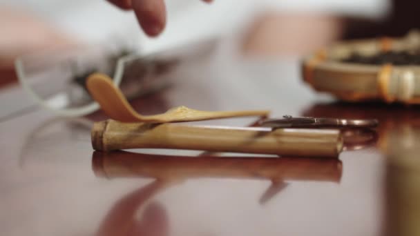 전통적 테이블에서 대나무 스탠드에서 손잡이를 꺼내는 — 비디오