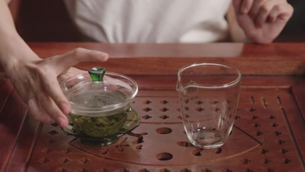 Toarnă Ceai Verde Infuzat Din Gaiwan Pahar Masa Tradițională Ceai — Videoclip de stoc