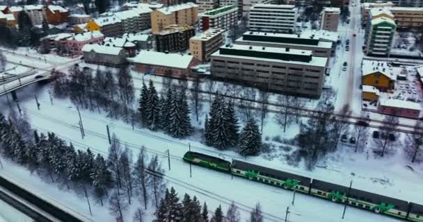 芬兰冬季傍晚 一辆离开Jyvaskyla市的火车周围的空中景观 无人驾驶飞机射击 — 图库视频影像