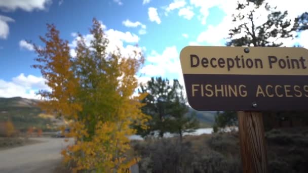 Deception Point Fischereizugangsschild Bord Von Twin Lakes Colorado Usa Frühherbst — Stockvideo