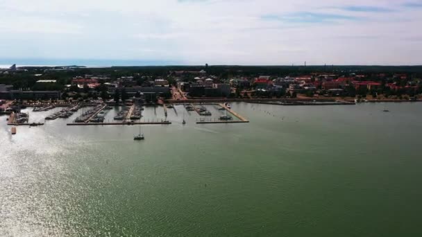 Vista Aérea Costa Ciudad Mariehamn Verano Aland Finlandia Acercándose Tiro — Vídeos de Stock