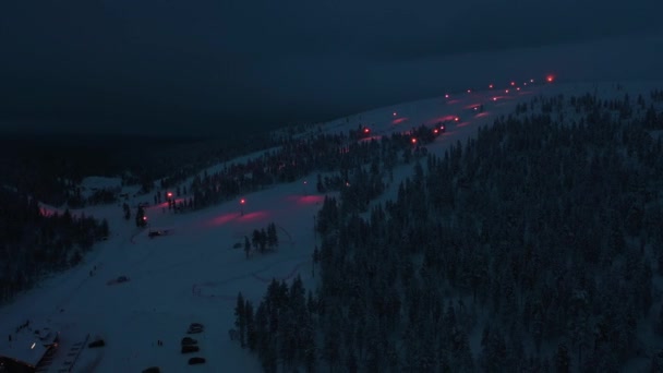 Αεροφωτογραφία Των Φωτισμένων Πλαγιές Και Χιονοδρομικό Κέντρο Της Saariselka Πολική — Αρχείο Βίντεο