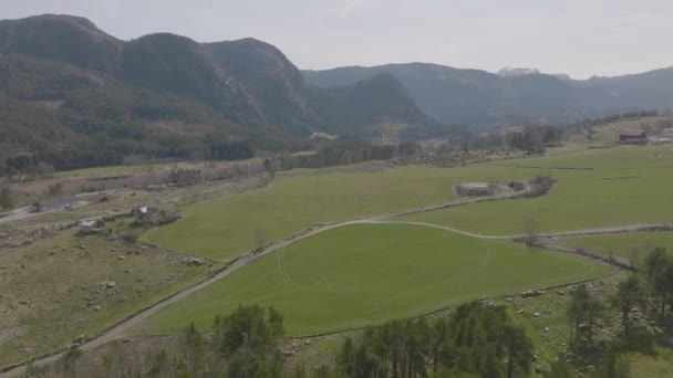 Campos Agrícolas Noruega Panorámica Aérea Granja Tierra Pastos Montañas Fondo — Vídeos de Stock