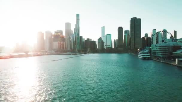 Zon Piekt Door Chicago Gebouwen Bij Zonsondergang Luchtfoto — Stockvideo