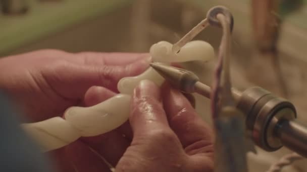 Detailní Záběr Mužské Ruky Pomocí Řezbářského Stroje Tvarovat Kus Nefritu — Stock video