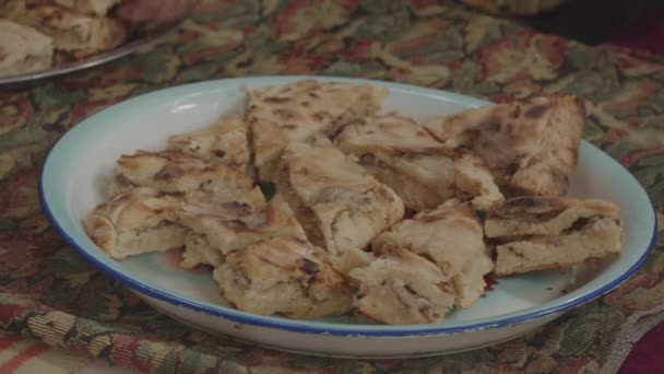 Mão Colocando Torta Carne Tradicional Prato Grande — Vídeo de Stock