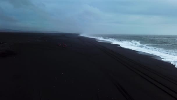 Αεροφωτογραφία Του Φωτεινό Κόκκινο Quad Ποδήλατα Στην Ισλανδία Μαύρη Άμμο — Αρχείο Βίντεο