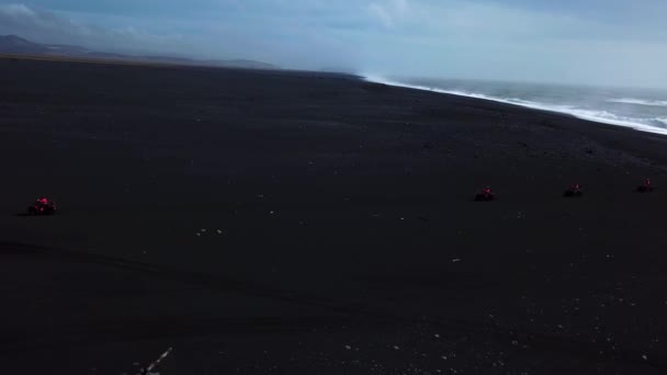 Luchtlandschappelijk Uitzicht Rode Quad Fietsen Die Van Weg Rijden Het — Stockvideo