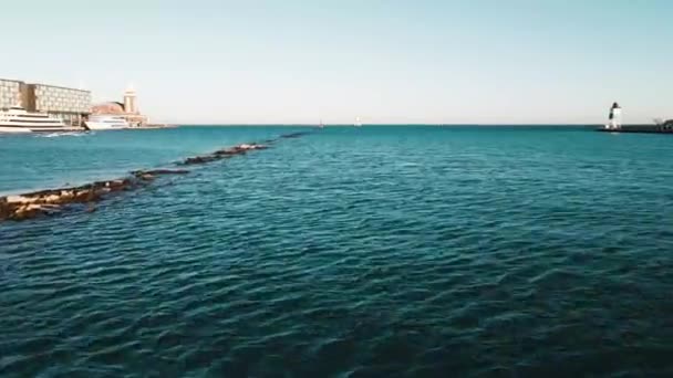 Κοντά Στο Νερό Που Φέρουν Drone Εναέρια Πλάνα — Αρχείο Βίντεο