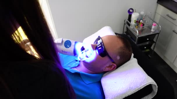 Homem Recebendo Seus Dentes Mais Branco Luz Iluminando Boca — Vídeo de Stock