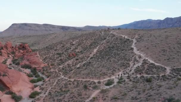 Amplia Toma Aérea Excursionistas Sendero Paisaje Montañoso Del Desierto Suroeste — Vídeos de Stock