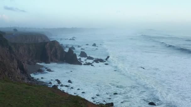 White Ocean Waves Breaking Rugged Cliffs Bodega Bay California — Stock video