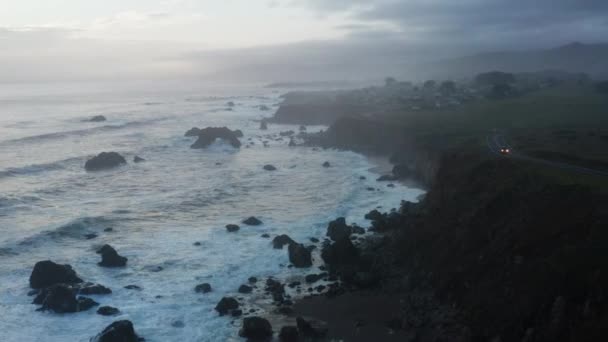 Flygfoto Över Liten Stad Längs Pacific Coast Highway Dimma Över — Stockvideo