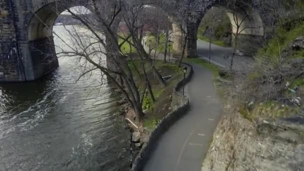 Cars Running Old Bridge Aerial Drone Shot Historic Buildings Philly — Vídeo de Stock