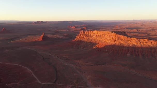 黎明时分 无人驾驶飞机飞越犹他州的神谷 发光的红色岩石 — 图库视频影像