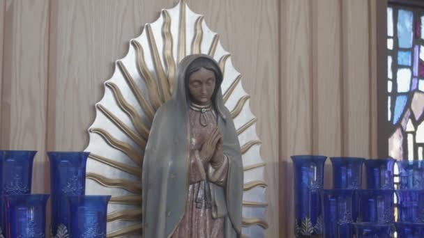 Altar Virgen María Entrada Iglesia Por Una Ventana Con Vidrieras — Vídeos de Stock