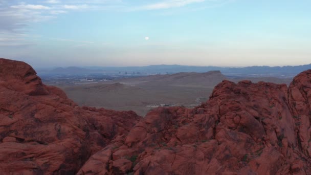 遅いフライオーバー劇的な砂岩の尾根 レッドロックキャニオン ネバダ州日没時 — ストック動画