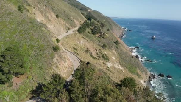 Cars Drive Scenic Coastal Highway California Overlooking Ocean Sunny Day — Stock Video