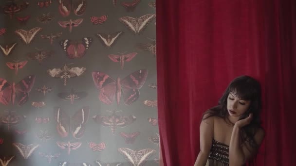 Ung Kvinna Med Uttrycksfull Makeup Och Aftonklänning Stirrar Trotsigt Kameran — Stockvideo