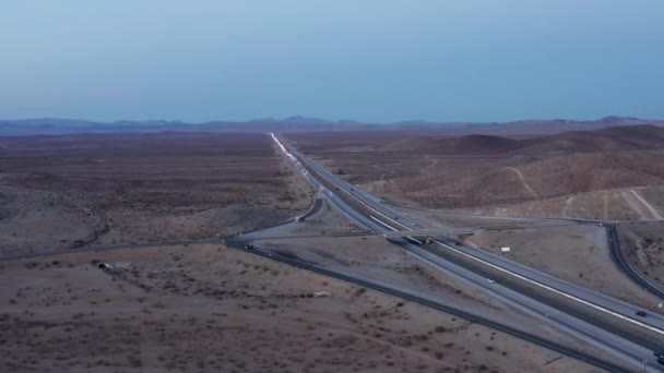 Vista Aérea Descendente Los Coches Que Conducen Por Carretera Través — Vídeos de Stock