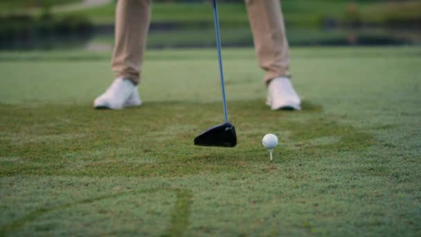 Golfista Dirige Una Pelota Golf Toma Columpio Caja Tee — Vídeos de Stock