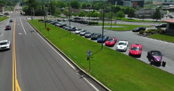 Pohled Sportovní Auta Zaparkovaná Auta Podél Hlavní Ulice Barevné Rychlé — Stock video