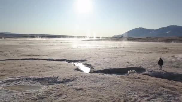 阳光明媚的冬日 猛犸象湖中的空中景观人走陆路游览温泉 揭秘无人机射中 — 图库视频影像