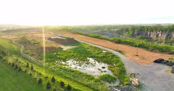 从空中俯瞰美国农村 阳光照射在镜头上 产生镜头耀斑 美国采石场的日落 — 图库视频影像