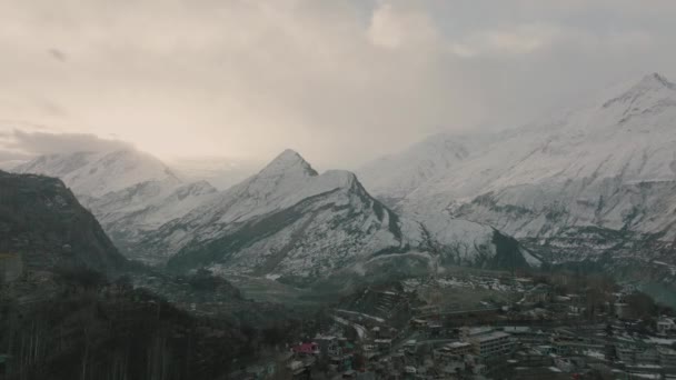 背景下的雪山洪萨山谷上空的空中电影景观 Dolly Right — 图库视频影像