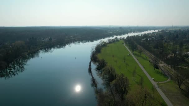 Vue Aérienne Sur Fleuve Principal Réfléchissant Ensoleillé Jour Printemps Hanau — Video