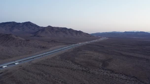 Luchtfoto Van Vrachtwagens Rijden Snelweg Kruising Californië Woestijn Landschap — Stockvideo