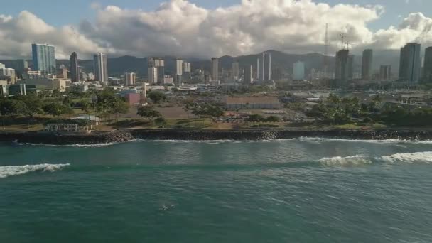 Aerial View Kakaako Waterfront Mountains Clouds — ストック動画