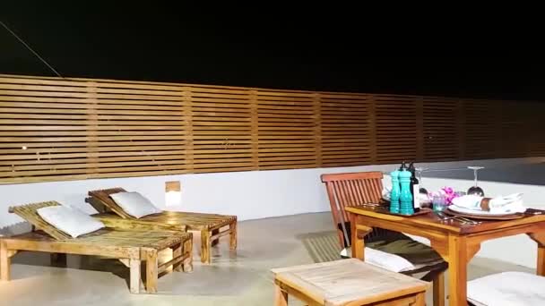夏のディナーのためのテーブルを配置 テラスの外 ワイングラス 木製の家具 パン右ショット — ストック動画