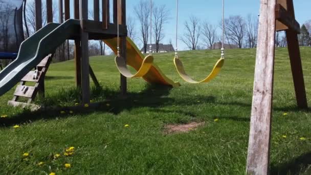 Crianças Swingset Grama Verde — Vídeo de Stock