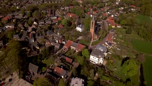 Abordagem Aérea Pitoresca Aldeia Holandesa Amerongen Mostrando Torre Igreja Centro — Vídeo de Stock