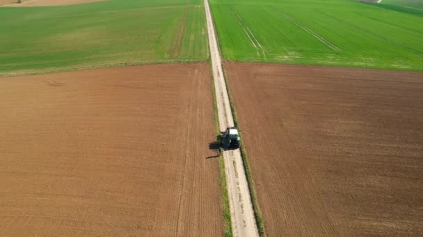 Vista Aérea Trator Uma Estrada Terra Meio Campos Coloridos Primavera — Vídeo de Stock