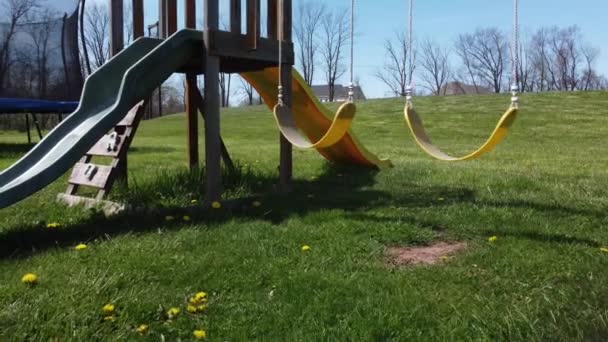 Παιδιά Swingset Πράσινο Γρασίδι — Αρχείο Βίντεο