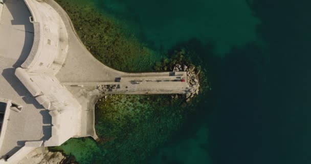 Aerial Drone Birdseye View Paved European Oceanfront Walkway Croácia — Vídeo de Stock