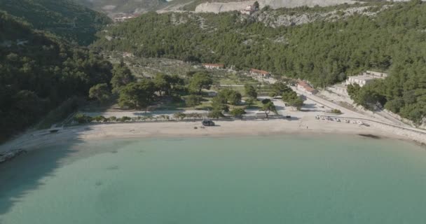 Drone Tilt Shot Blue Sea Sandy Prapratno Beach Και Green — Αρχείο Βίντεο